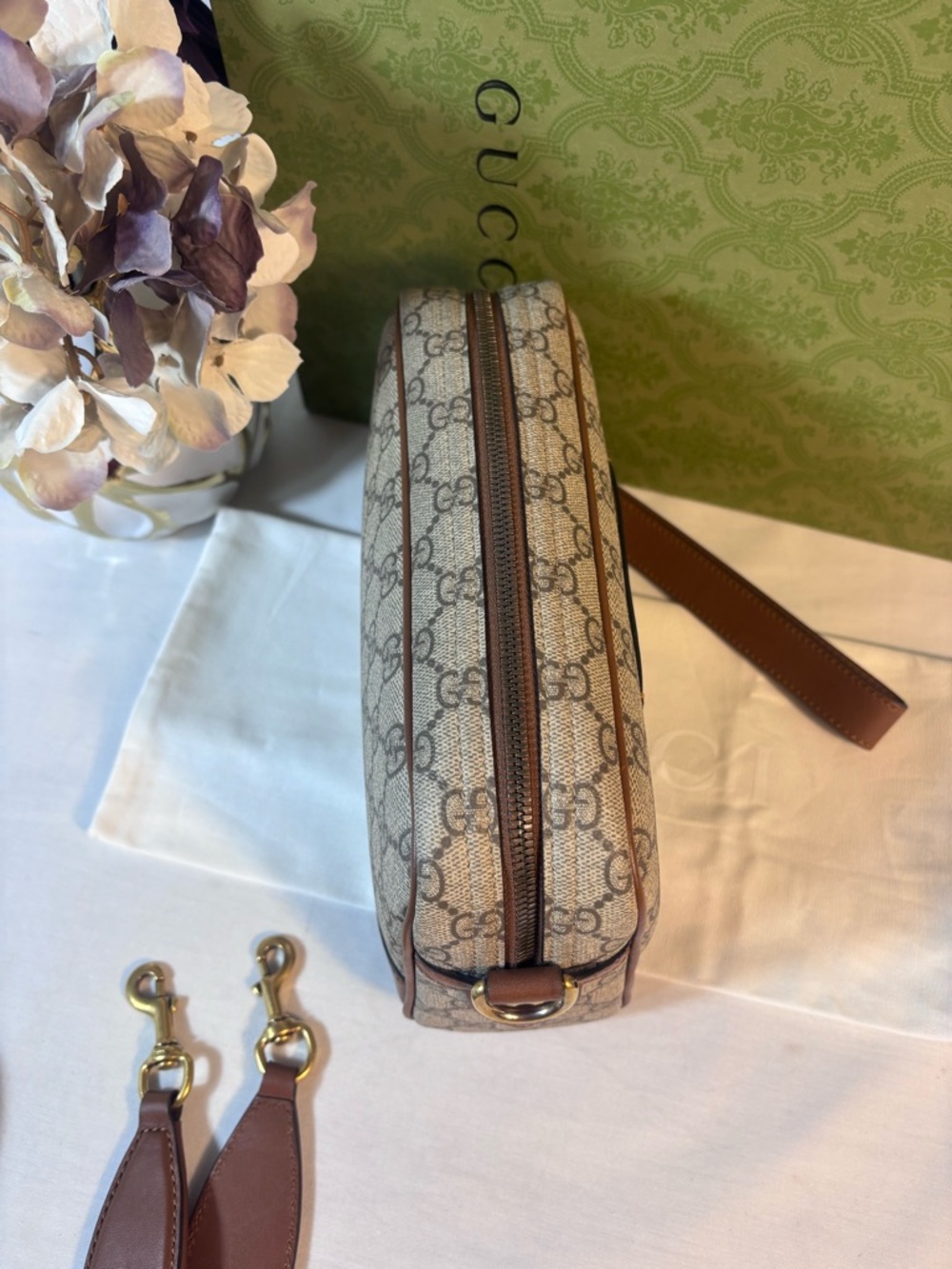 Beautiful Gucci Small Emblem Crossbody - Picture 4 of 16